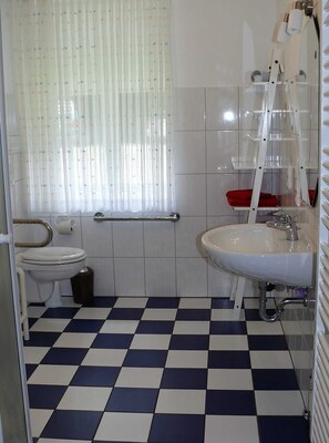 Dusche, Haartrockner, Handtücher