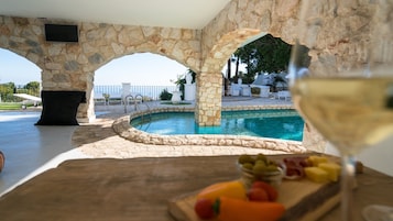 Bar junto a la piscina