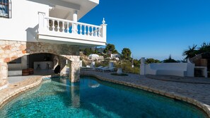 Piscine extérieure, chaises longues