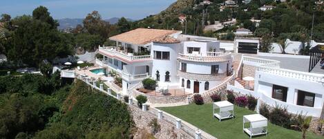 Piscina all'aperto, lettini