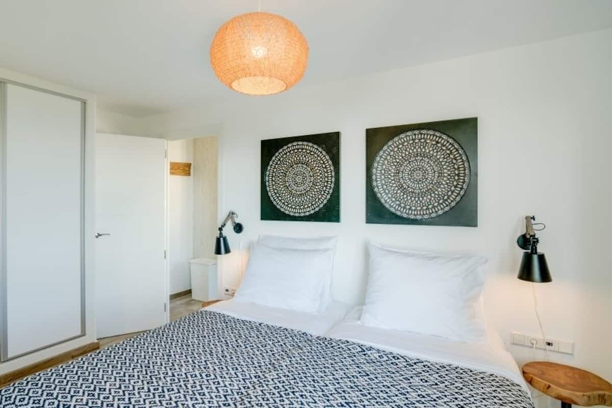 Deluxe Apartment 2, 1 Bedroom, Ocean View, Sea Facing | Een kluis op de kamer, individueel gedecoreerd