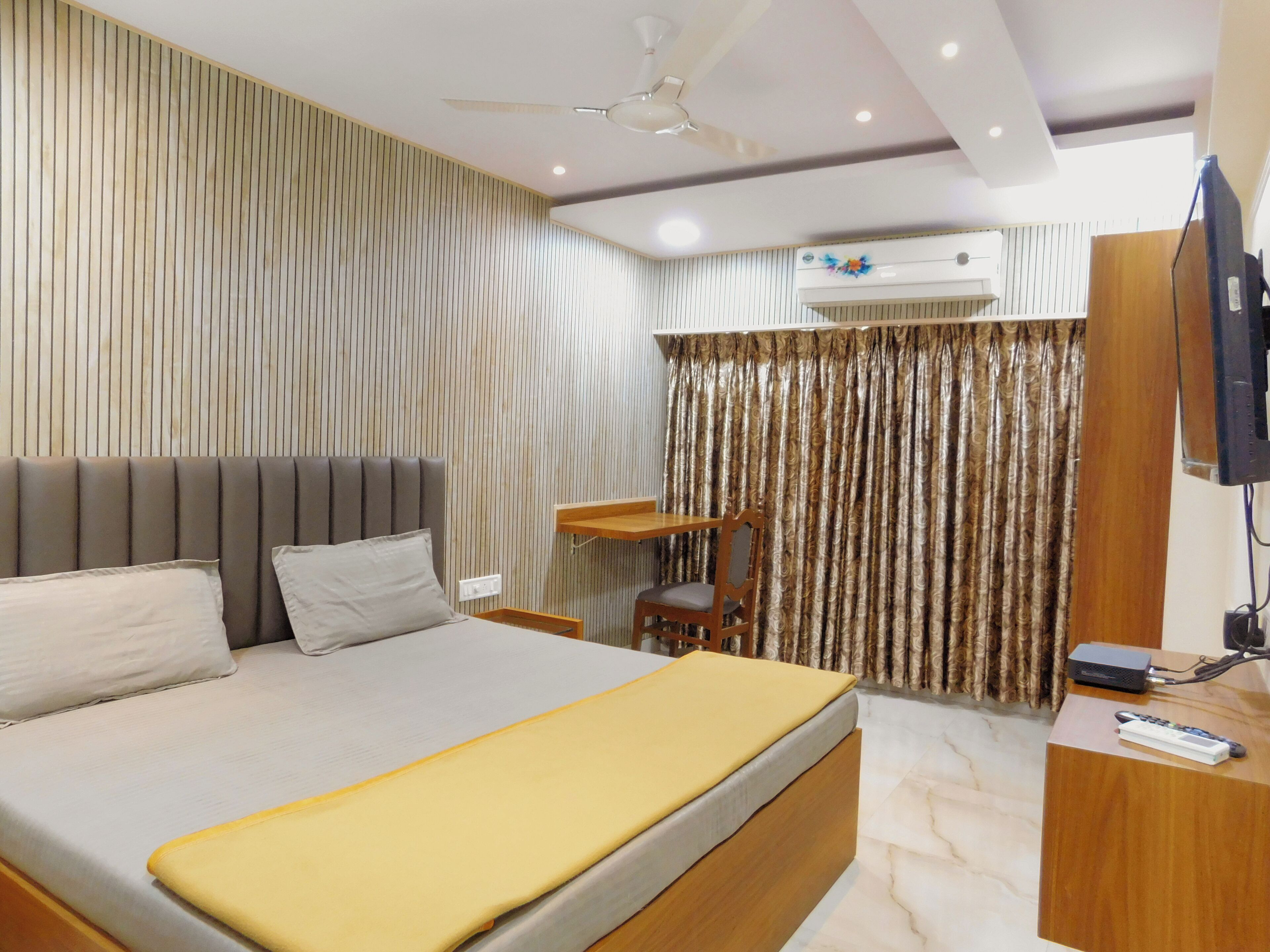 Deluxe Room | Pillow-top beds, in-room safe, desk, free WiFi
