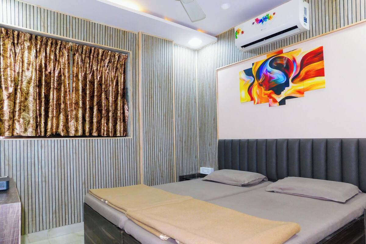 Deluxe Room | Pillowtop beds, in-room safe, desk, WiFi (free)