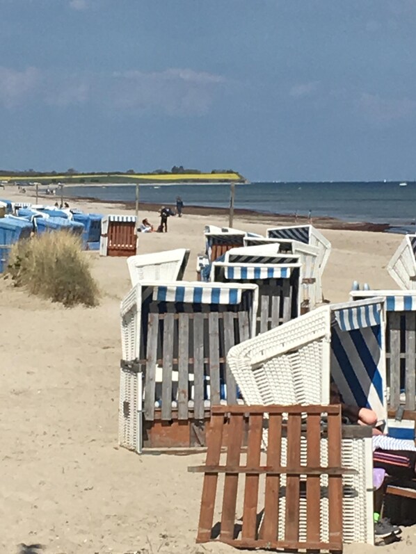 Nær stranden og solsenger
