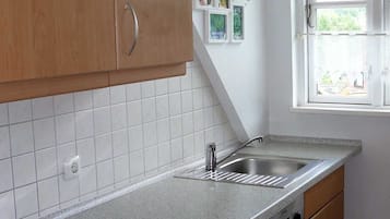 Réfrigérateur, four, lave-vaisselle, chaise haute