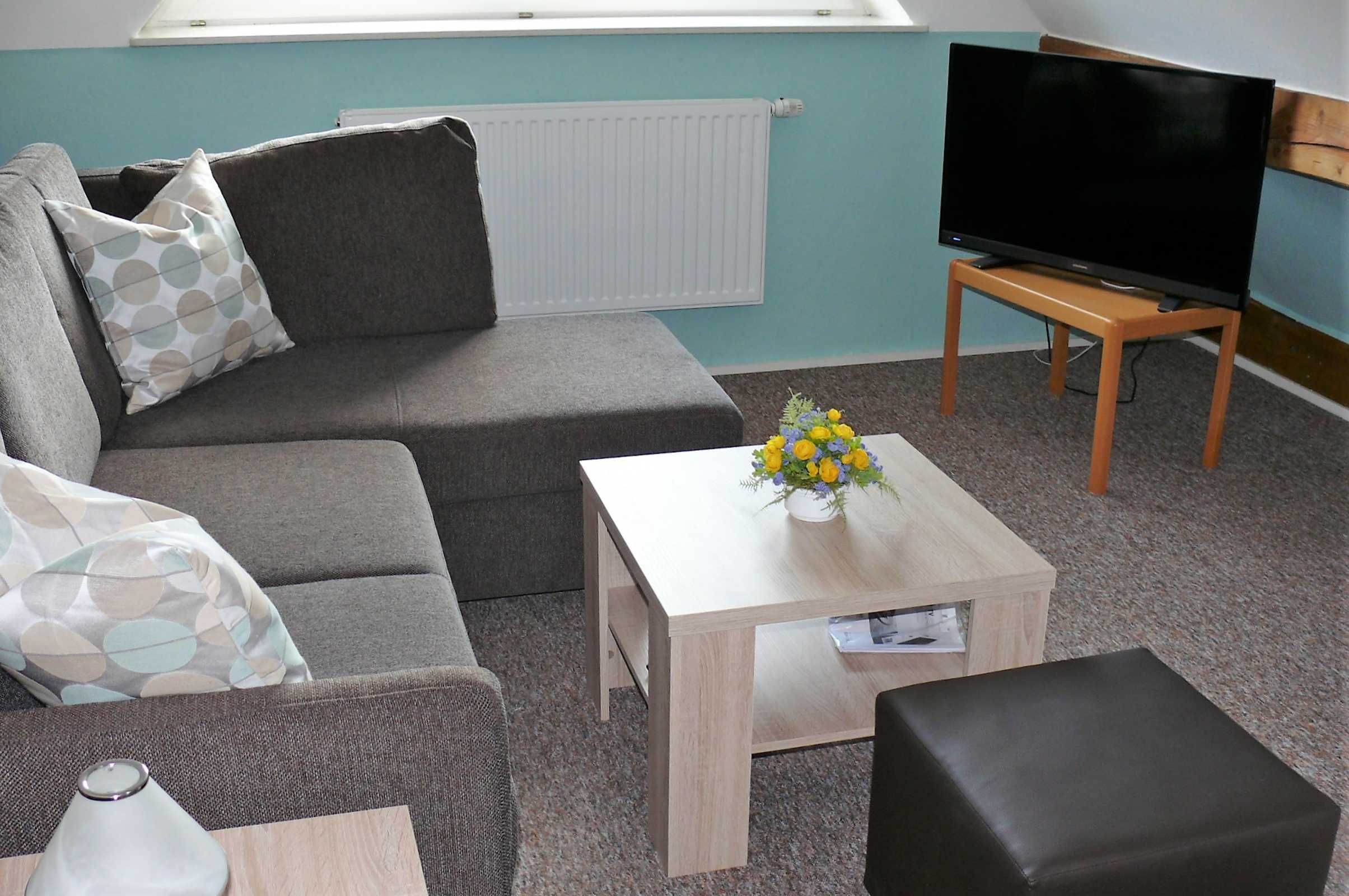 Sofa und Fernseher im Dachgeschoss