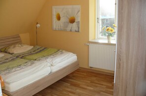 3 bedrooms, travel cot, WiFi, bed sheets