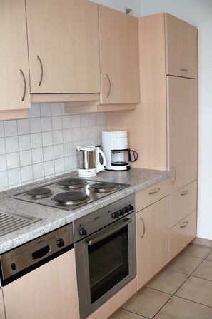 Een koelkast, een oven, een vaatwasser, een kinderstoel