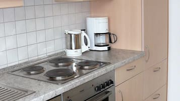 Frigorifero, forno, lavastoviglie, seggiolone