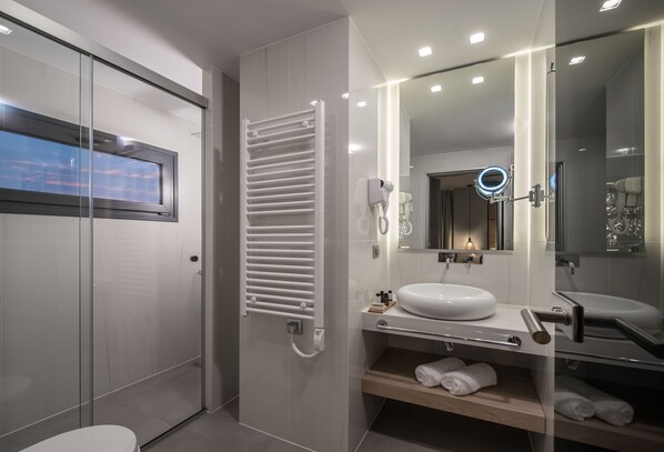Suite – executive, 1 kingsize-seng, byutsikt (Phaistos) | Bad | Dusj, regndusjhode, designertoalettartikler og hårføner