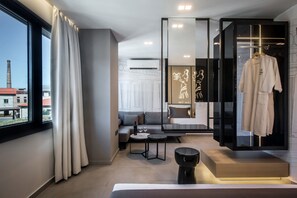 Phòng Suite Deluxe, 1 giường cỡ king và sofa giường, quang cảnh thành phố | Khu phòng khách | Smart TV 43-inch có truyền hình vệ tinh 