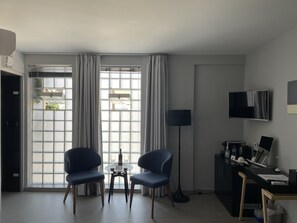 Standard-Suite, 1 Queen-Bett (Knossos) | Wohnbereich | 43-Zoll-Smart-TV mit Satellitenempfang