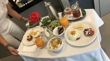 Colazione servita nei giorni feriali (22.5 EUR a persona)