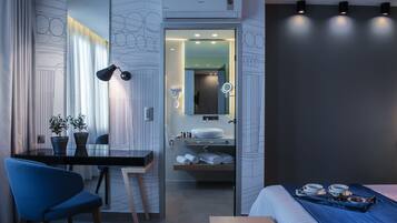 Suite junior, 1 cama de matrimonio grande, vistas parciales al mar (Ariadni) | Sala de estar | Smart TV de 43 pulgadas con canales por satélite