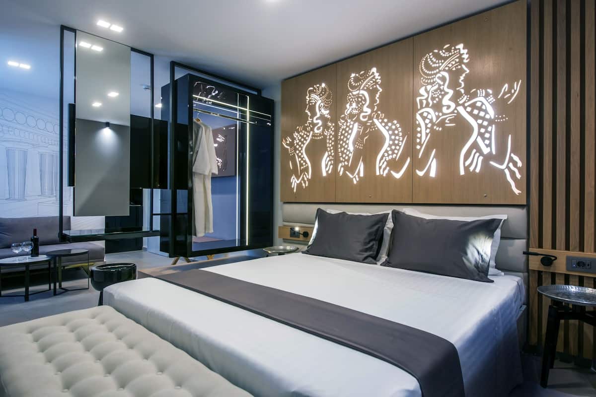 Suite Deluxe, 1 cama King size y sofá cama, vista parcial al mar | 1 habitación, ropa de cama de alta calidad y minibar