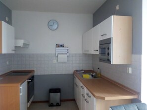 Kühlschrank, Mikrowelle, Ofen, Wasserkocher mit Kaffee-/Teezubehör