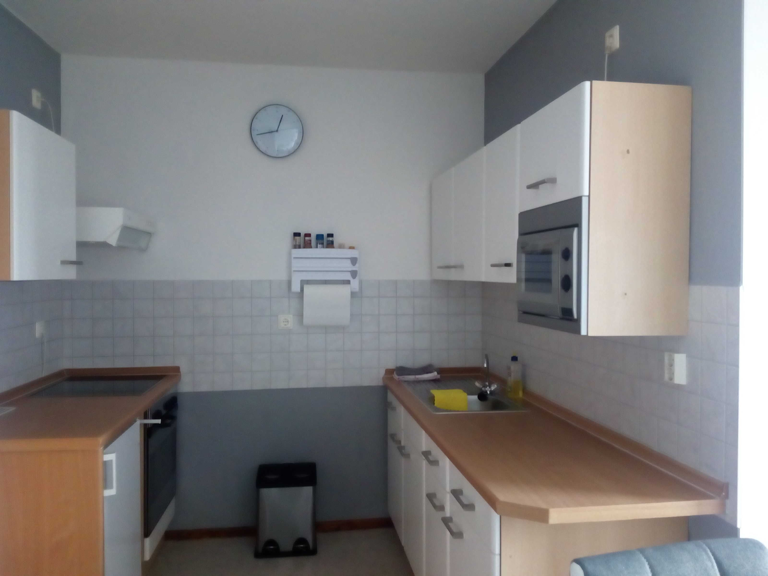 Kühlschrank, Mikrowelle, Ofen, Wasserkocher mit Kaffee-/Teezubehör