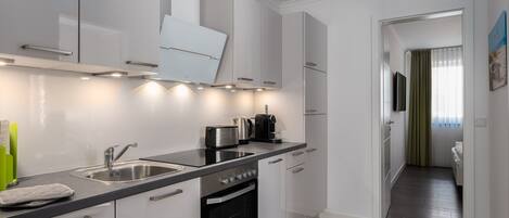 Fridge, oven, dishwasher, coffee/tea maker