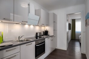 Fridge, oven, dishwasher, coffee/tea maker