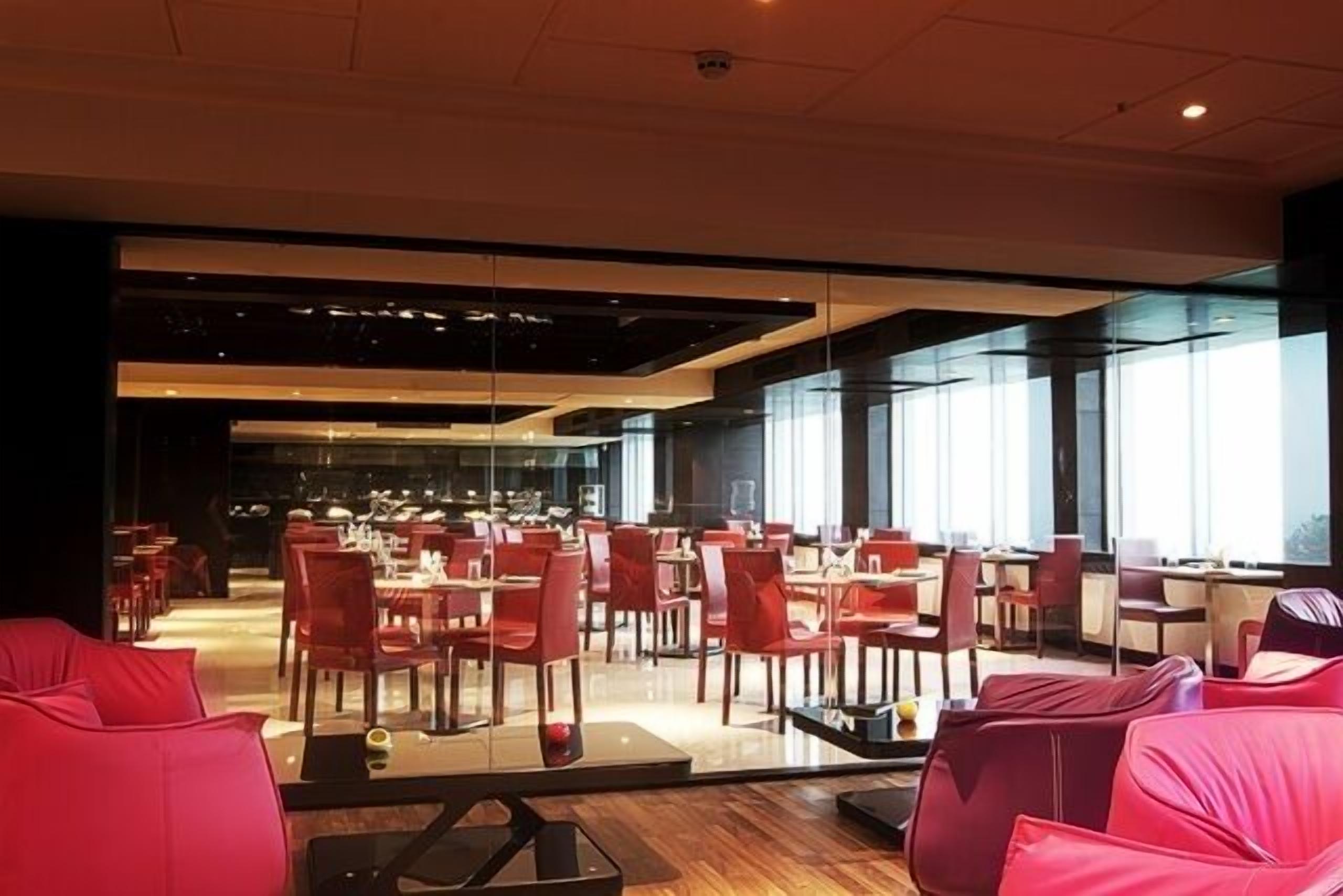 供应早餐、午餐和晚餐，国际美食