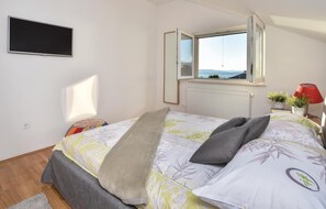 3 bedrooms, travel cot, free WiFi, bed sheets