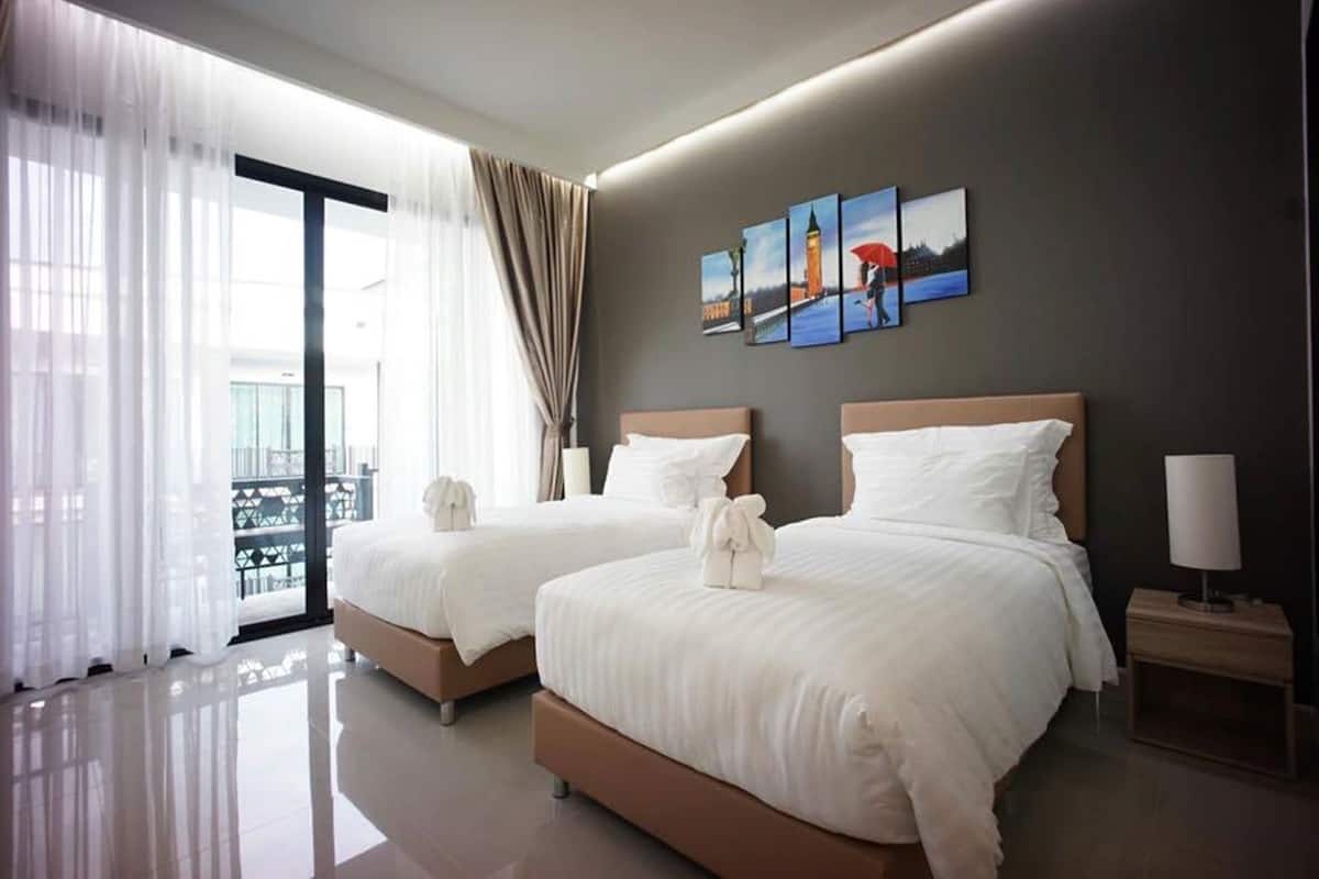 superior twin room, 1 bedroom | minibar, in-room safe, individually decorated, individually furnished