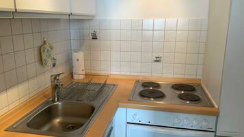 Fridge, oven, coffee/tea maker, electric kettle