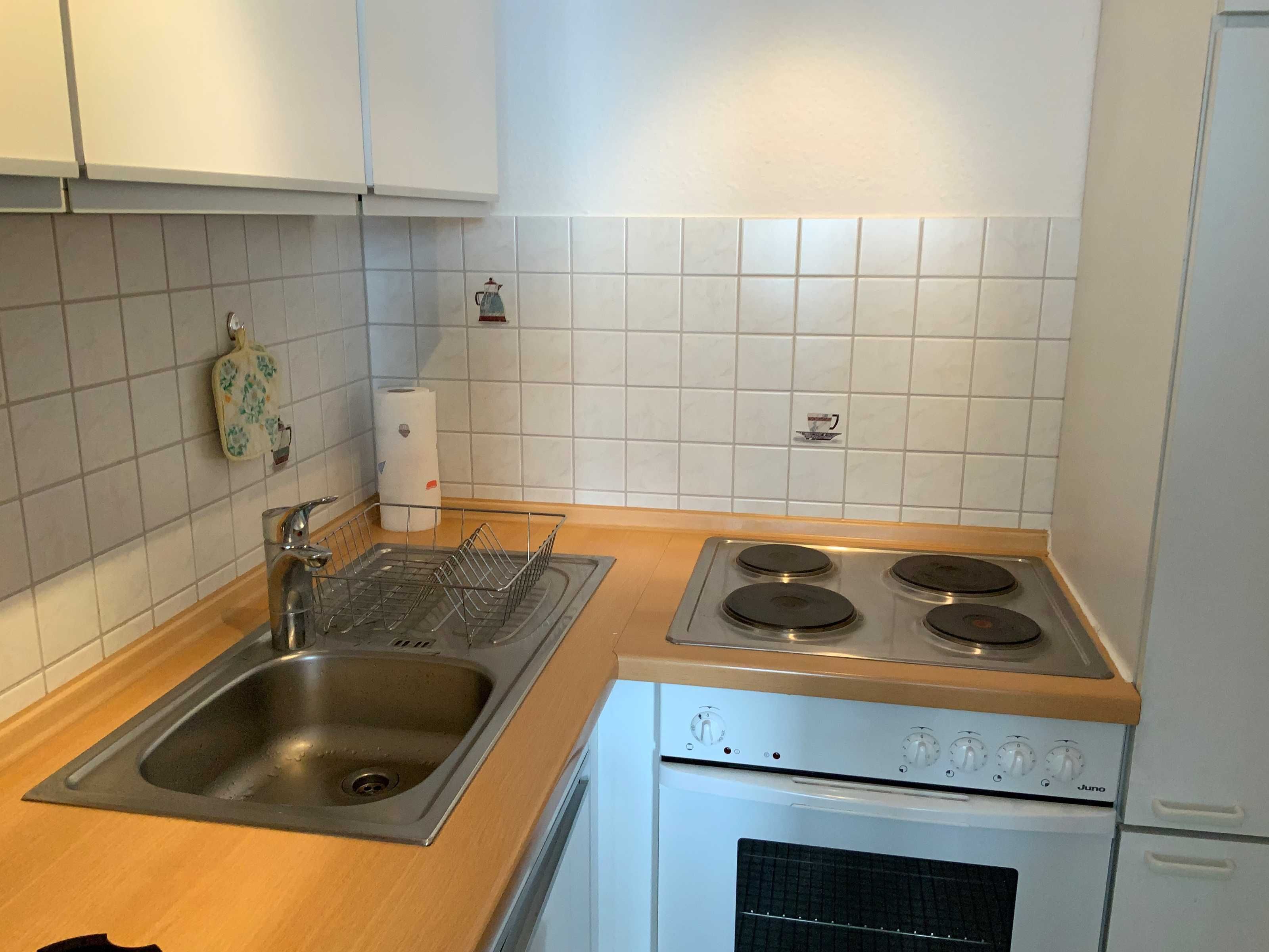 Kühlschrank, Ofen, Wasserkocher mit Kaffee-/Teezubehör, Wasserkocher