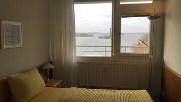 1 bedroom, bed sheets