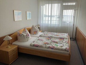 1 bedroom, bed sheets