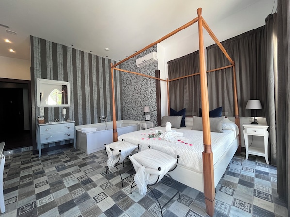 Studio, Jetted Tub | Gebar bulu kapas, peti besi dalam bilik, dihias secara berasingan