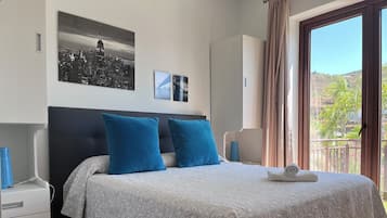 Basic Studio, Mountain View | Down comforters, in-room safe, individually decorated