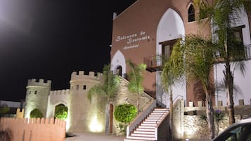 Vista frontal de la propiedad