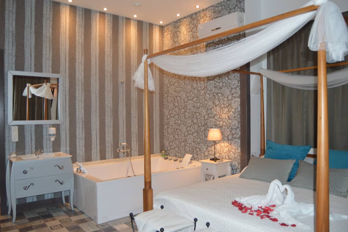 Studio, Jetted Tub | Gebar bulu kapas, peti besi dalam bilik, dihias secara berasingan