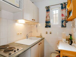 Kühlschrank, Mikrowelle, Herdplatte