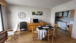 Dining - Seaside studio with balcony, 50m from the beach (Les Sables-d'Olonne)