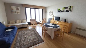 TV - Seaside studio with balcony, 50m from the beach (Les Sables-d'Olonne)