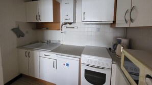 Coffee/tea maker, fridge, microwave, oven - Seaside studio with balcony, 50m from the beach (Les Sables-d'Olonne)
