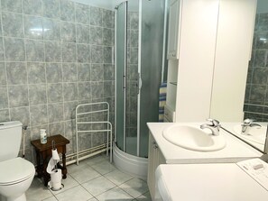 Bathroom - Seaside studio with balcony, 50m from the beach (Les Sables-d'Olonne)