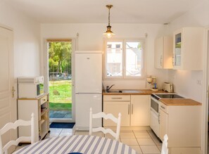 Fridge, microwave, oven, stovetop - Homerez - House in Pénestin with garden (Pénestin)