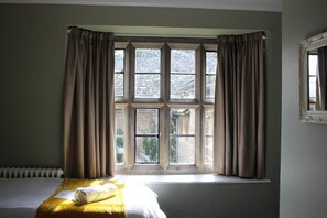 Habitación con 2 camas individuales, baño privado | Escritorio, tabla de planchar con plancha, wifi gratis y ropa de cama