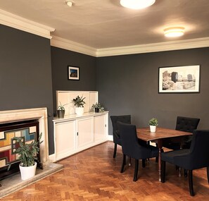 Lobby sitting area - Charney Manor (Wantage)