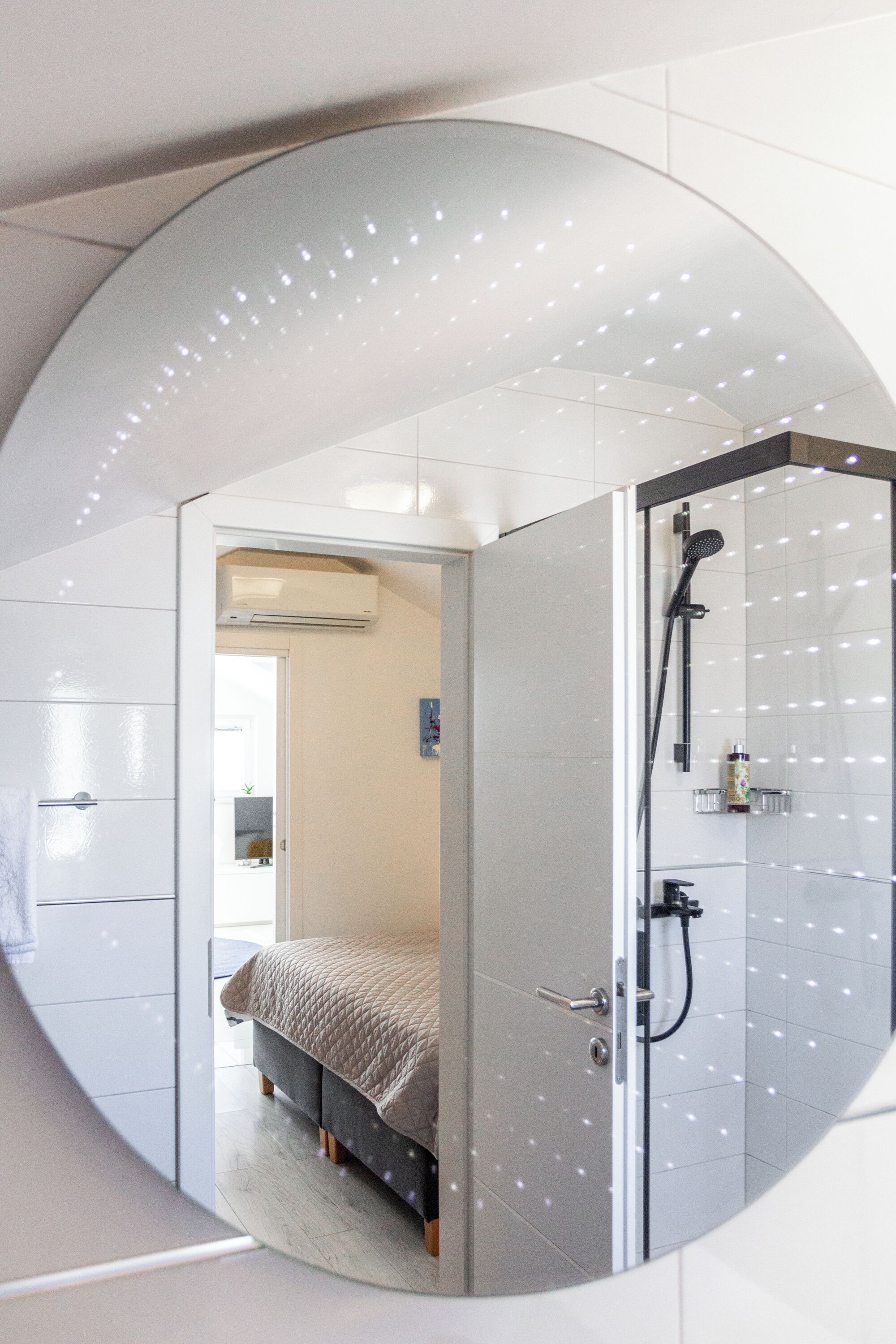 Une salle de bain moderne équipée d’une douche, de toilettes et d’un lavabo.