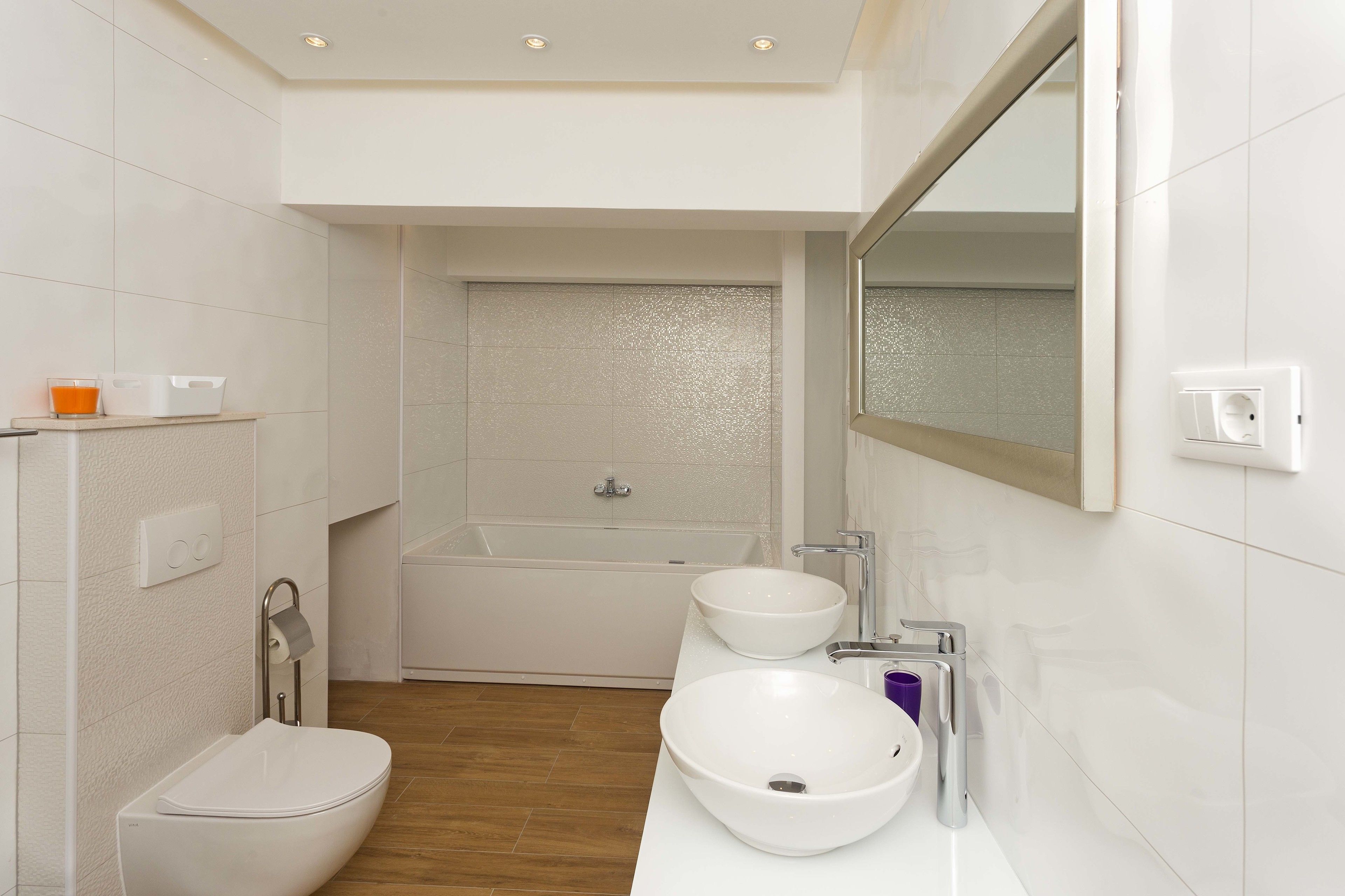 Un baño moderno con bañera, inodoro y lavamanos.