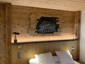 5 habitaciones, escritorio y tabla de planchar con plancha 