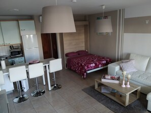 Televisión, mesa de ping pong, libros