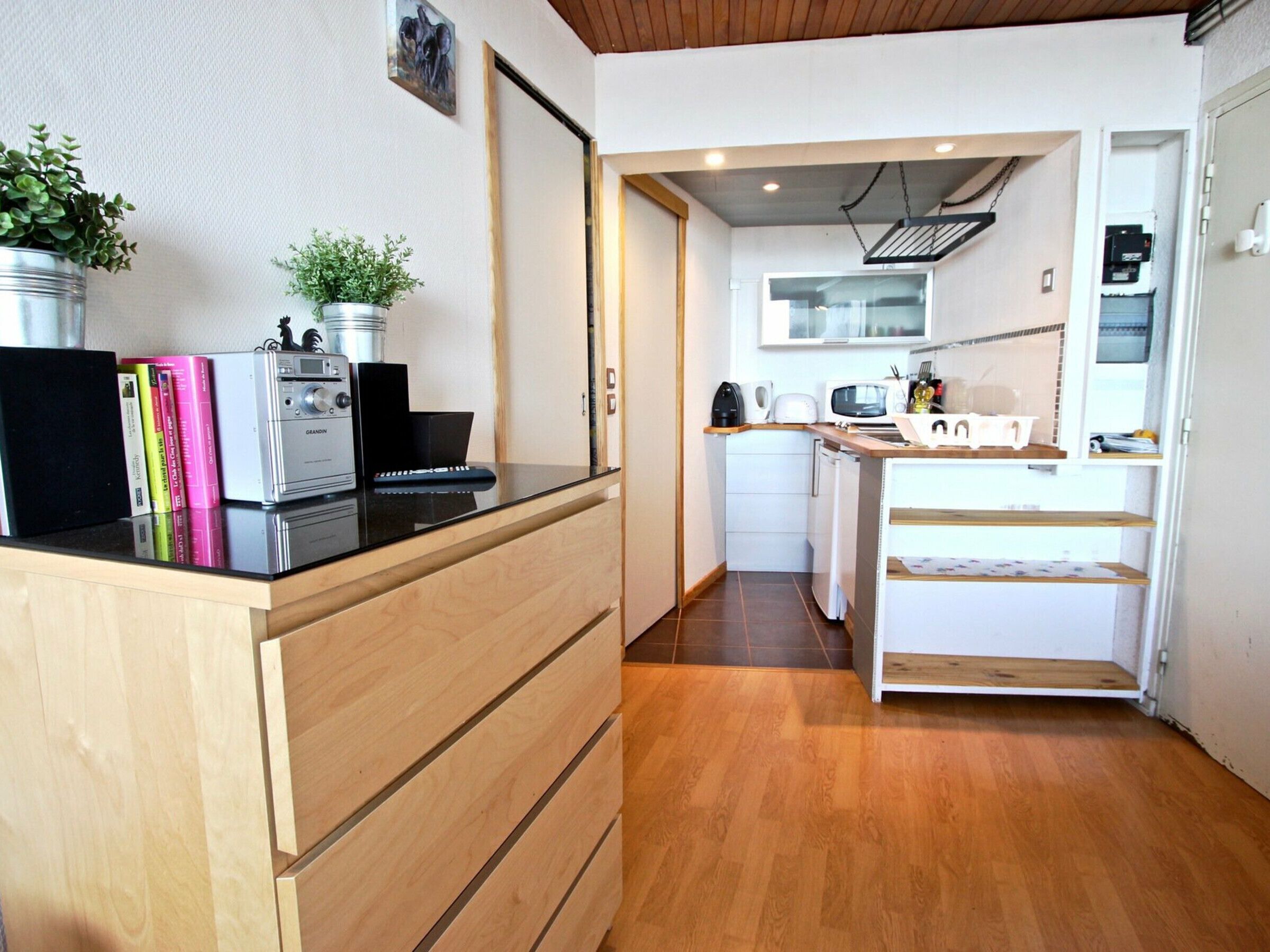 Réfrigérateur, micro-ondes, plaque de cuisson, cafetière/bouilloire