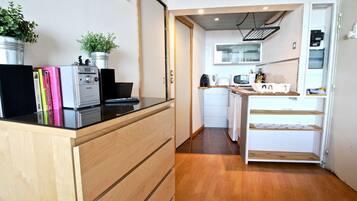 Réfrigérateur, micro-ondes, plaque de cuisson, cafetière/bouilloire