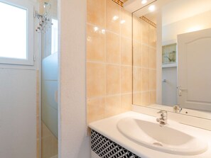 Bathroom - Spacious 5-Room House with Pool, Terrace, WiFi, and Parking - Sleeps 8 (Narbonne)