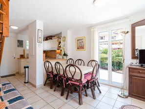 Dining - Spacious 5-Room House with Pool, Terrace, WiFi, and Parking - Sleeps 8 (Narbonne)